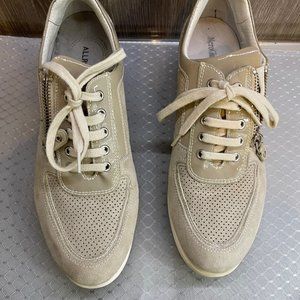 Nero Giardini / Stylish Luxury Designer Sneaker / Beige Suede and Patent / 39 EU
